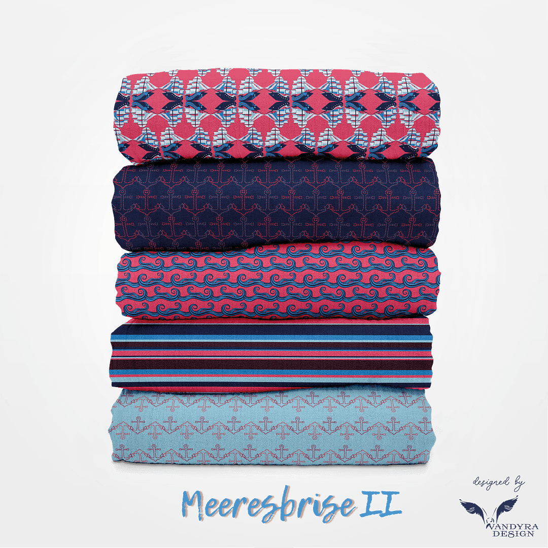 Kollektion Meeresbrise II von der Designerin Vandyra Design. Verschiedene maritime Motive in den Farben Pink/Rot/Blau/Weiß/Braun. 5 Stoffe übereinander als Stapel gelegt.