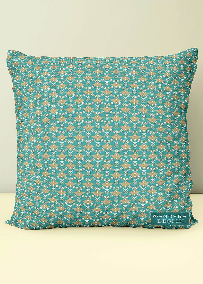 Stoffdesign. Ein Kissen mit einem geometrischen Fantasiemuster. Die Farben des Musters sind Beige, Creme und Mint. Der Hintergrund ist ein helles Beige. Auf dem Bild ist das Label - der Schriftzug Vandyra Design von der Designerin zusehen.