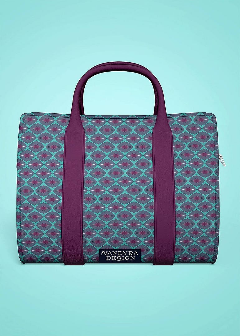 Stoffdesign. Tasche mit geometrischem Fledermausmuster in Hellblau und Lila. Hintergrund ein heller Farbverlauf in Blau. Auf dem Bild ist das Label - der Schriftzug Vandyra Design von der Designerin zusehen.