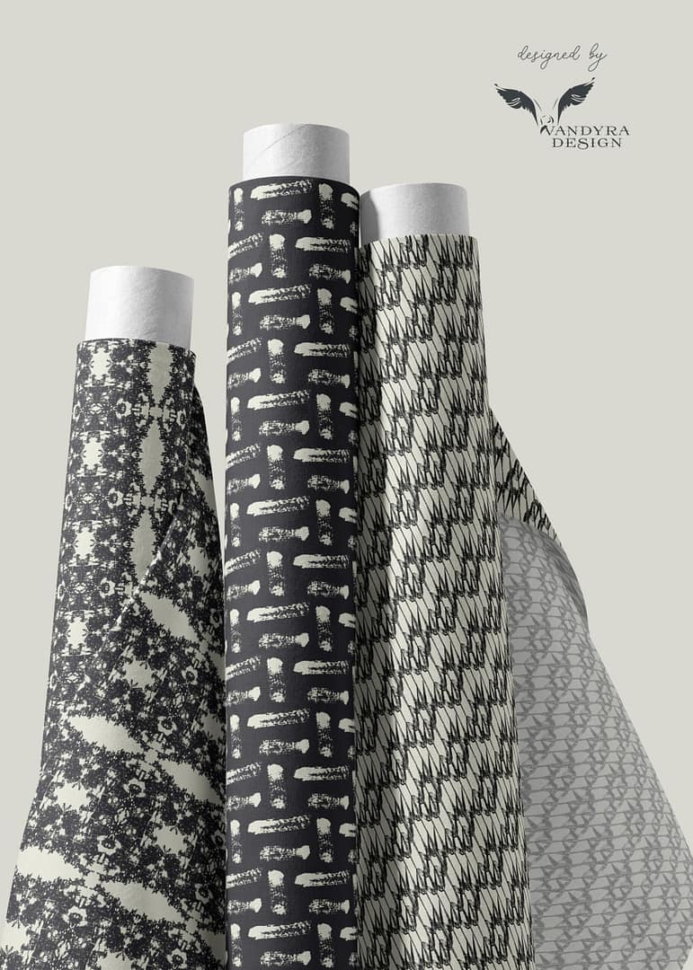 Stoffdesign. Experimentelles Design. Bild zeigt drei Stoffrollen. Die Farben der Muster sind Schwarz und Off-White. Muster bestehen aus Pinselstrichen, abstraktes Bambusblatt und ein Kaleidoscope- Muster. Im Hintergrund sieht man das Logo einer Möwe von der Designerin Vandyra Design. Der Bildhintergrund ist hellgrau.