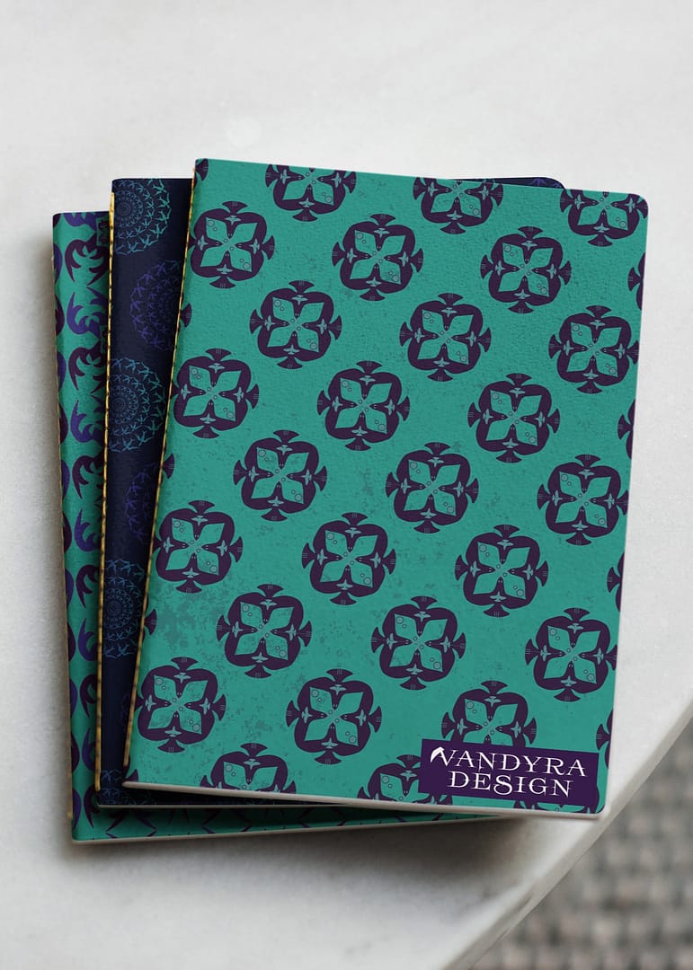 3 seitlich versetzte Notizbücher mit verschiedenen Mustern zu Vögeln. In den Farben Mint, Mitternachtsblau, Blau-Lila und Plump . Von der Designerin Vandyra Design.