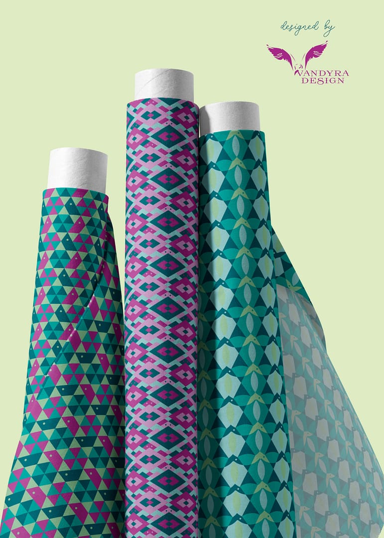 Stoffdesign. Geometrische Tiermotive. Jeweils mit Schnecke, Schildkröte, Fische. Bild zeigt drei Stoffrollen. Muster sind in den Farben Mint, Dark Cyan, Fuchsia, Hellgrün und Hellblau. Die Designs sind von der Designerin Vandyra Design mit ihrem Logo einer Möwe. Der Bildhintergrund ist helles Grün-Gelb.