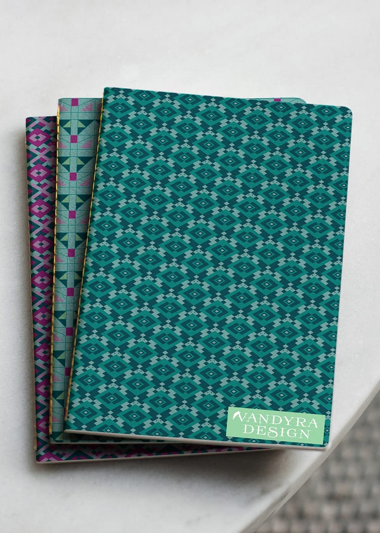 3 seitlich versetzte Notizbücher mit verschiedenen Mustern zu geometrischen Tieren. Schildkröte, und Katze. In den Farben Mint, Dark-Cyan, Hellgrün, Hellblau und Fuchsia. Von der Designerin Vandyra Design.