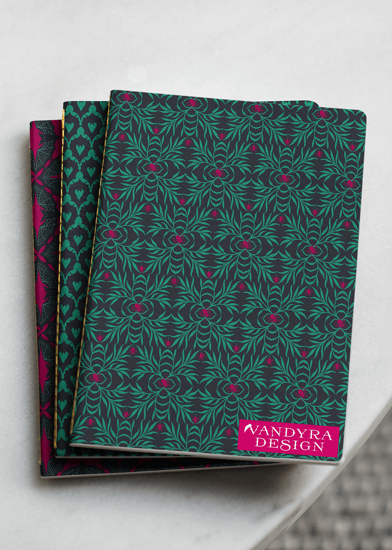 3 seitlich versetzte Notizbücher mit verschiedenen Mustern zu mystischen Tieren. Spinnen und Fledermäuse. In den Farben Mint, Pink, Grau-Schwarz. Von der Designerin Vandyra Design.